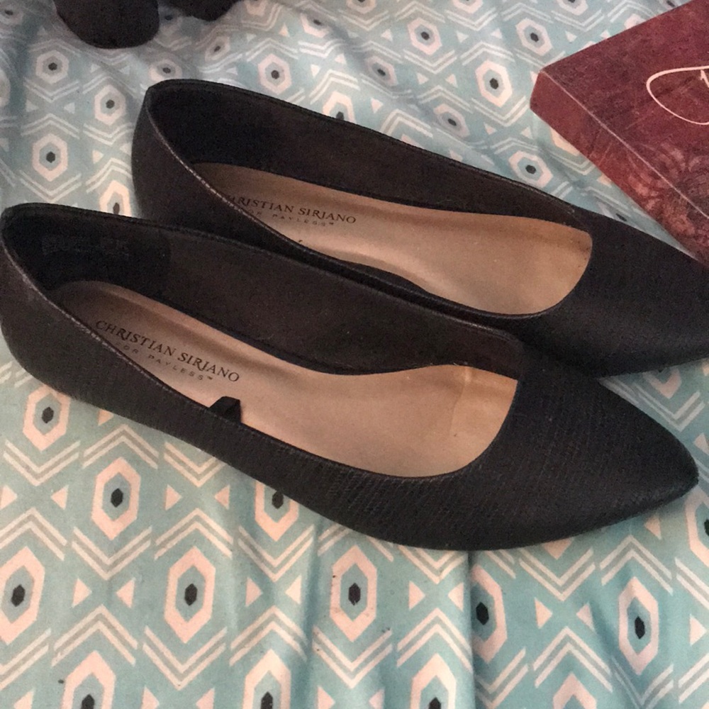 Black flat dress shoes